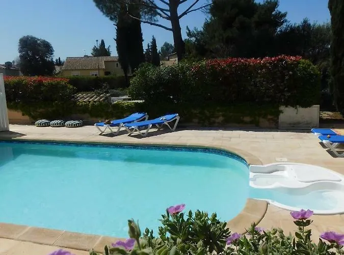 Les Bougainvillees De Camargue